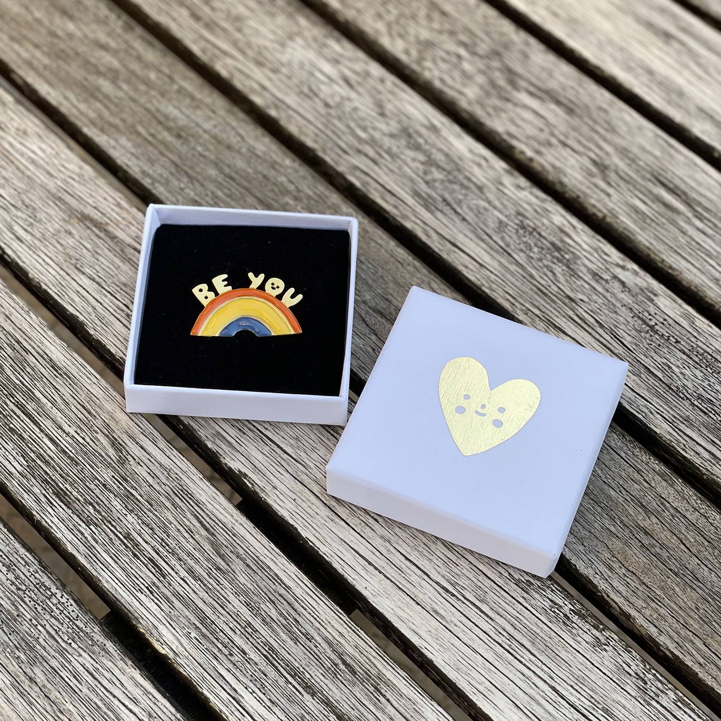 Titlee - RAINBOW PIN